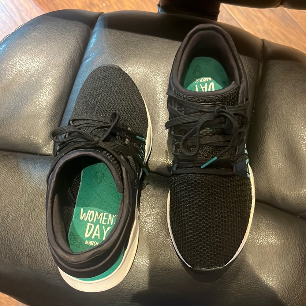 Adidas Womens shoe